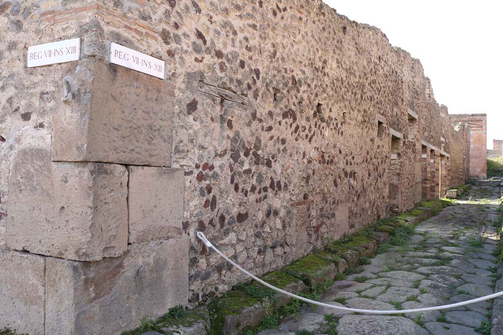 Vicolo degli Scheletri, south side, Pompeii. December 2018. 
Looking west along VII.13, from junction with Vicolo della Maschera, on left. Photo courtesy of Aude Durand.
