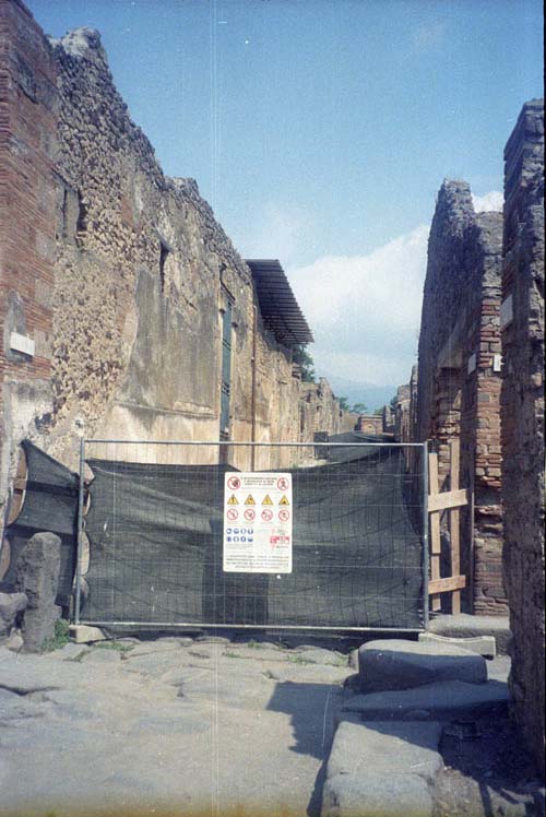 Vicolo dei Vettii, west side. May 2010. Looking north between VI.15 and VI.16, from junction with Vicolo di Mercurio.