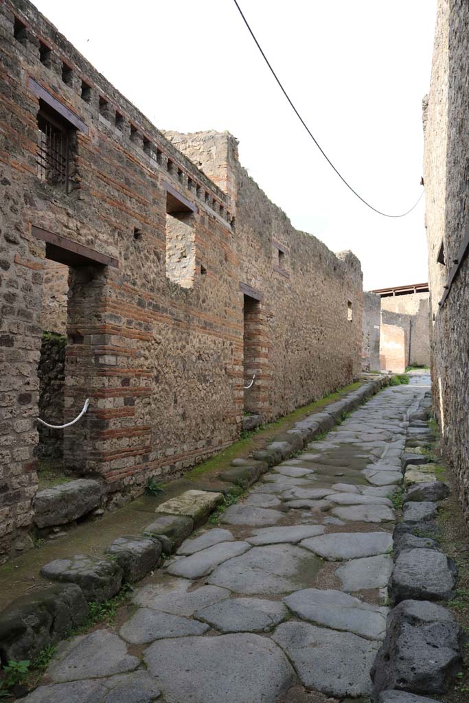 Vicolo del Lupanare, Pompeii. December 2018. 
Looking north along west side from doorway at VII.12.17, on left. Photo courtesy of Aude Durand.
