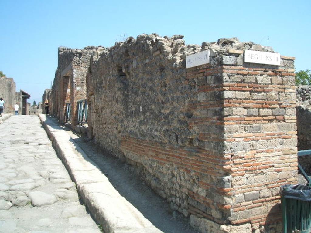 Vicolo del Menandro. South side. Looking east from junction with Via Stabiana. May 2005.