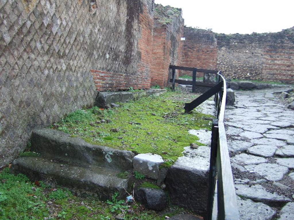 Vicolo della Regina, south side, December 2005. Looking west from steps in pavement at VIII.2.30. 
