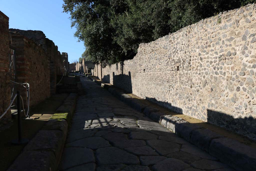 Vicolo della Regina, Pompeii. December 2018. 
Looking west between VIII.2, on left, and VIII.6, on right. Photo courtesy of Aude Durand.
