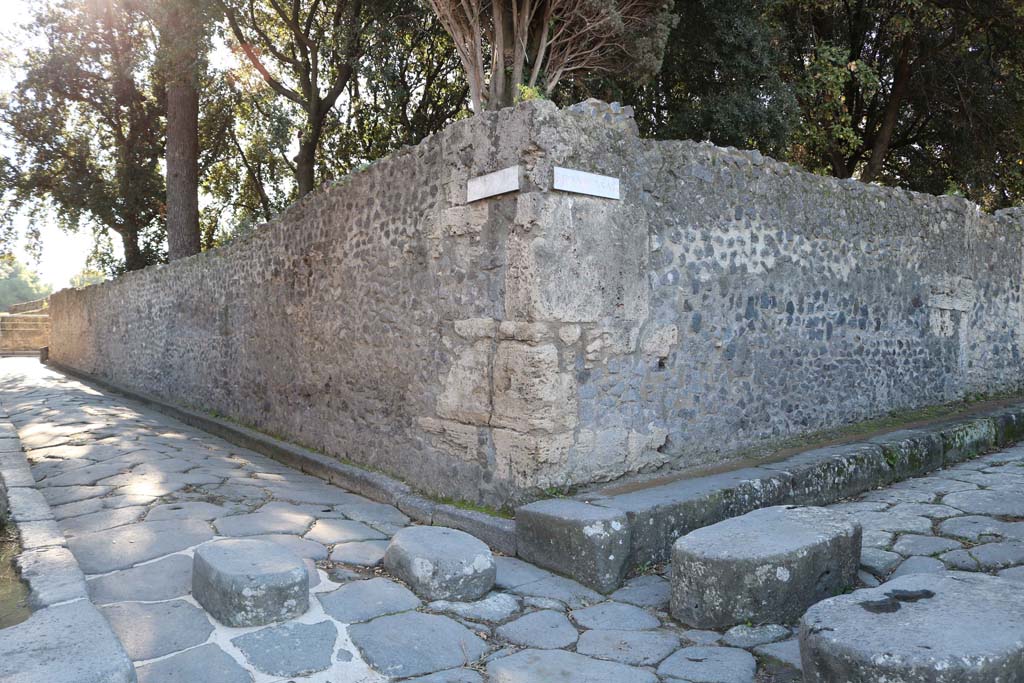 Via dei Teatri, Pompeii, on left. December 2018. 
Looking south towards junction with Vicolo della Regina, from junction with Vicolo delle Pareti Rosse, on right. Photo courtesy of Aude Durand.
