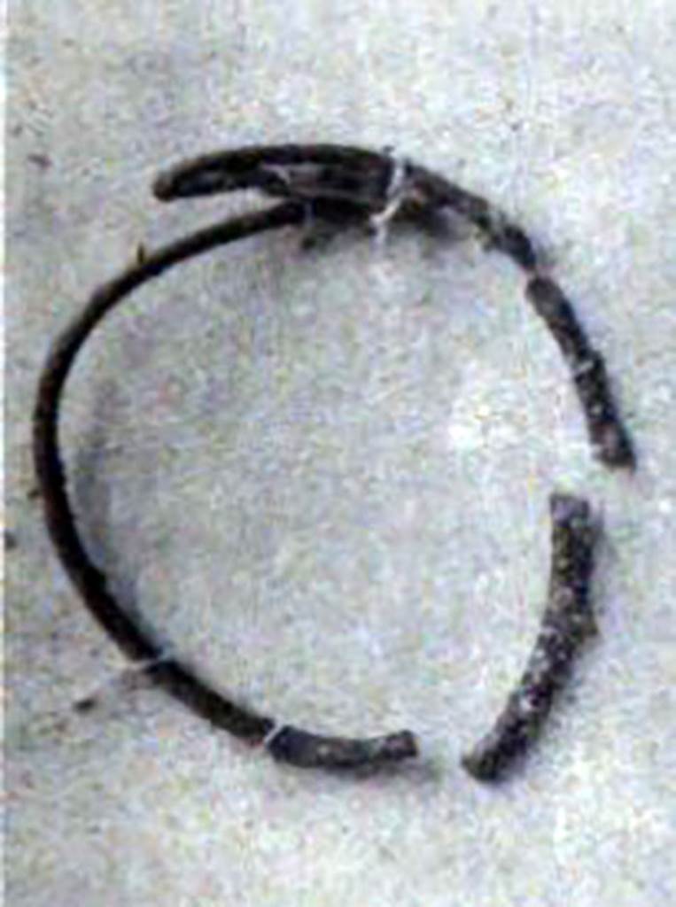 Pompeii Fondo Azzolini. Samnite Tomb VIII. 
Fragments of a bronze bracelet.
See Notizie degli Scavi di Antichit, 1916, p. 291, fig. 2 (a).
