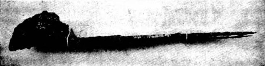 Pompeii Fondo Azzolini. Tomb 90. Iron blade found in grave.
See Notizie degli Scavi di Antichit, 1916, p. 297, fig. 9.
