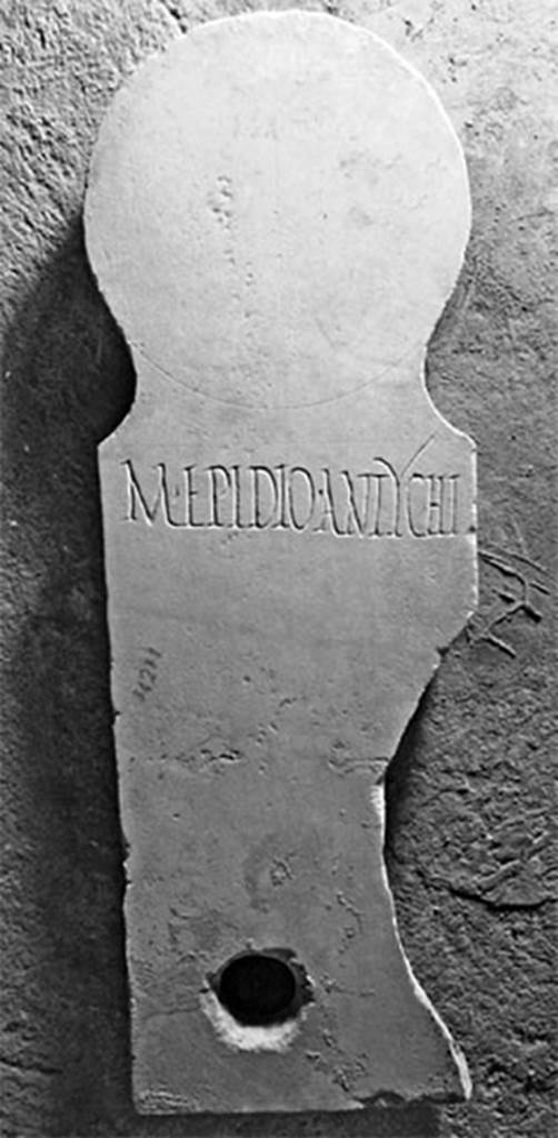 Pompeii Fondo Azzolini. Tomb 104a: M. Epidius Antychus.
Columella with inscription

M EPIDIO ANTYCHI

M(arco) Epidio Antychi

In NdS this is referred to as M. Epidio Antycho
See Notizie degli Scavi di Antichit, 1916, 301ff, t104a.
Photo  Umberto Soldovieri.