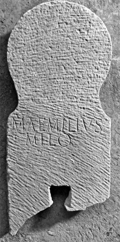 Pompeii Fondo Azzolini. Tomb 107: Marcus Aemilius Milo.
Columella with inscription

M AEMILIVS
MILO

M(arcus) Aemilius
milo

In NdS this is shown as M AEMILIO MILO.
See Notizie degli Scavi di Antichit, 1916, 303, t107.
Photo  Umberto Soldovieri.
