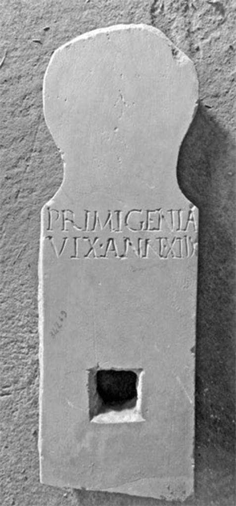 Pompeii Fondo Azzolini. Tomb 114: Primigenia.
Columella with inscription

PRIMIGENIA
VIX ANN XIIX

Primigenia
vix(it) ann(is) XIIX

See Notizie degli Scavi di Antichit, 1916, 303, t114.
Photo  Umberto Soldovieri.

