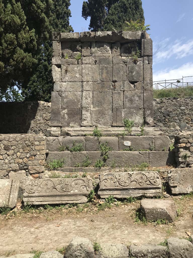 HGE06 Pompeii. April 2019. Looking east from Via dei Sepolcri. Photo courtesy of Rick Bauer.