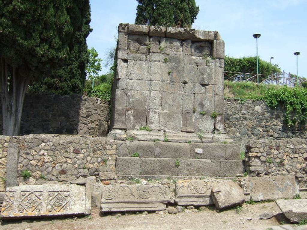 HGE06 Pompeii. May 2006. Front of Tomba delle ghirlande on Via dei Sepolcri.
