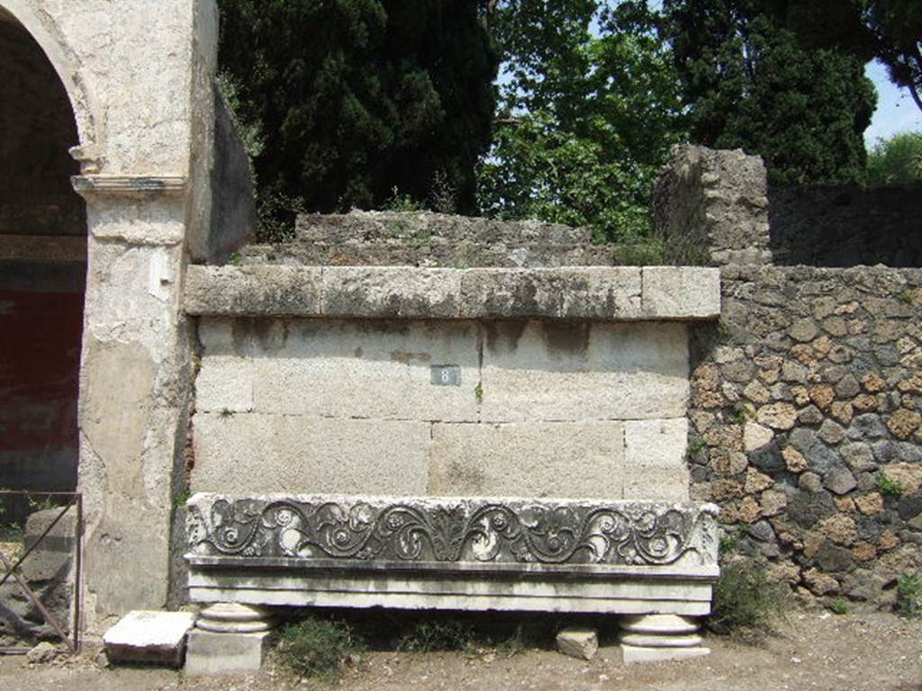 HGE08 Pompeii. May 2006. Tomba del vaso di vetro blu. The ornate lintel in front belongs to HGE06 the Tomba delle ghirlande.