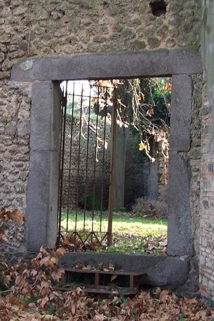HGE07A Pompeii. December 2006. Entrance doorway to garden with tomb.