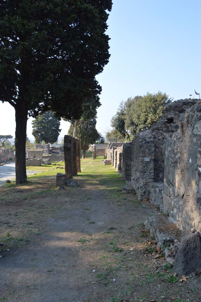 HGE16 Pompeii, on right, although marked with No.15. October 2017. 
Looking north on Via dei Sepolcri.
Foto Taylor Lauritsen, ERC Grant 681269 DCOR.
