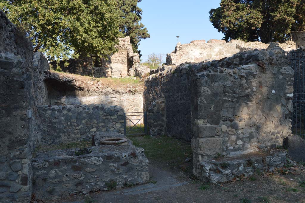 HGE16 Pompeii. October 2017. Looking east towards entrance doorway, marked with doorway No.15.
Foto Taylor Lauritsen, ERC Grant 681269 DCOR.
