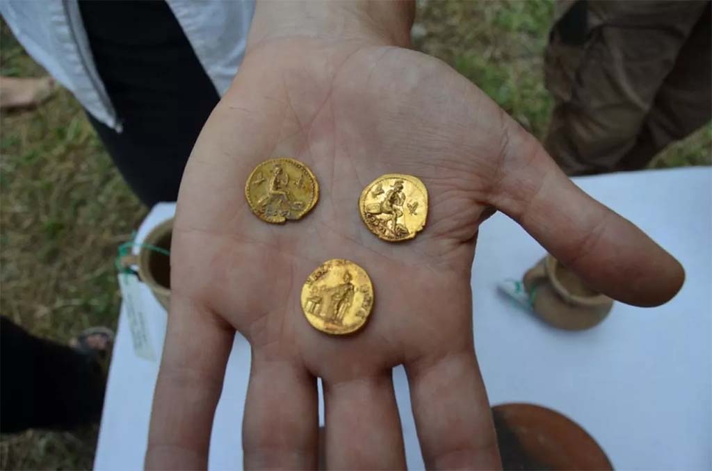 HGE20 Pompeii. June 2016. The three gold coins.

Le tre monete d'oro.

Photograph  Parco Archeologico di Pompei.

