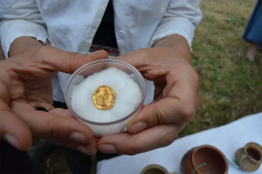 HGE20 Pompeii. June 2016. One of the three gold coins.

Una delle tre monete d'oro.

Photograph  Parco Archeologico di Pompei.

