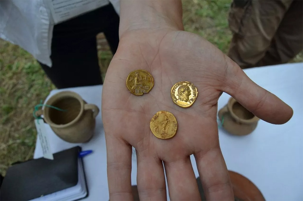 HGE20 Pompeii. June 2016. The three gold coins.

Le tre monete d'oro.

Photograph  Parco Archeologico di Pompei.
