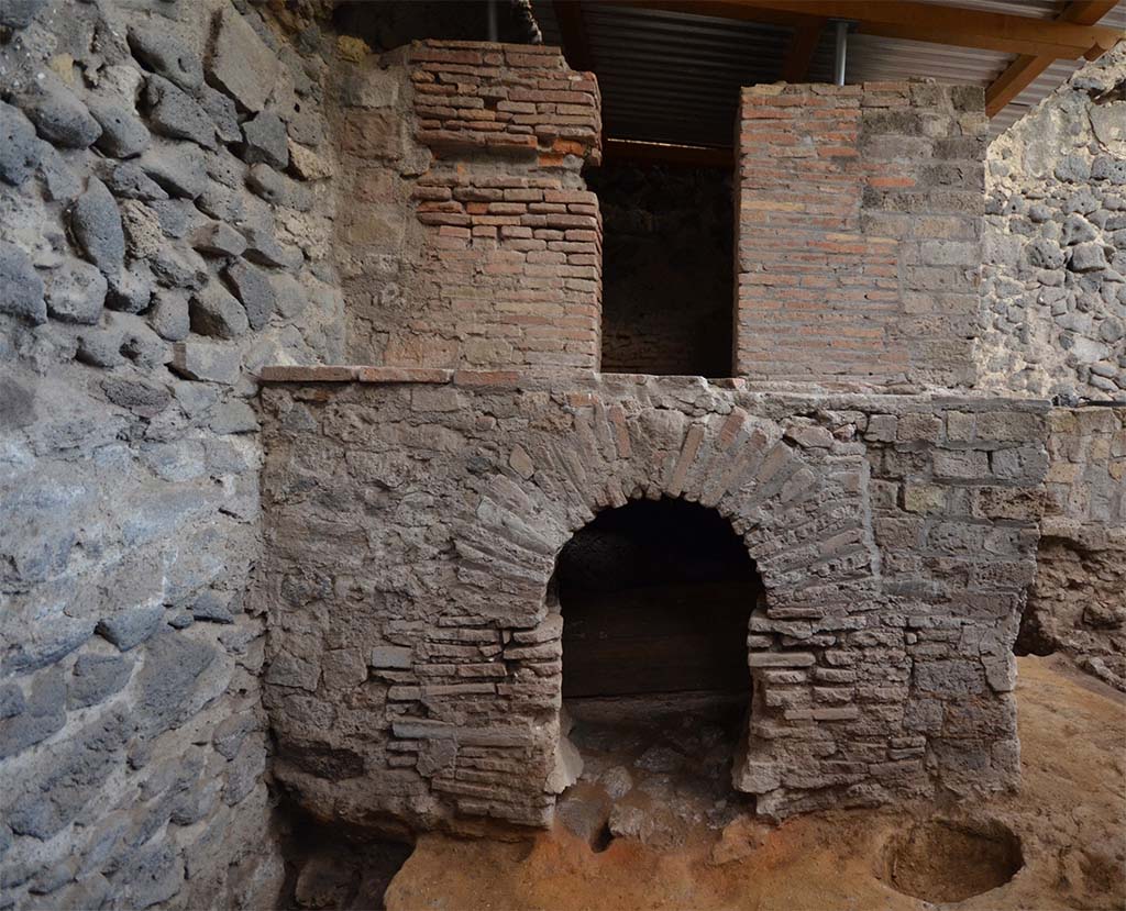 HGE29 Pompeii. September 2013. Room 2. Front of oven.
Photo courtesy of Latitia Cavassa, Bastien Lemaire, Guilhem Chapelin, Aline Lacombe, John-Marc Piffeteau and Giuseppina Stelo.
Photo  Centre Jean Brard. For full report, see links above or below.
