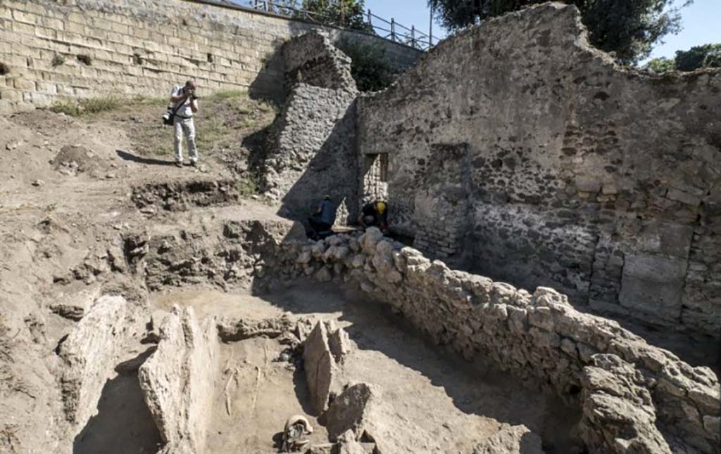 HG31A Pompeii. Tomb of a Samnite Woman. 2015. Tomb with HGE30 between the low and high walls on right with doorway to HGE29 at far end.
Photograph  Parco Archeologico di Pompei.
