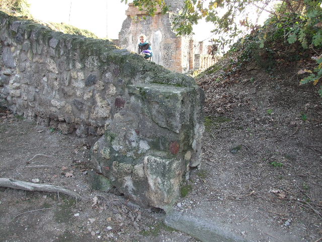 HGW05.  The stone wall behind and to left of pillar has been built across the Via Pomeriale.  The corner was the site of a street altar.  �The serpent painting stood at the intersection of the so-called Via Pomeriale and the Via dei Sepolcri near tomb 5�  PAH 1, I, 234 (Aug 12th 1769).  See Pompeii: Scienza et Societa page 26.