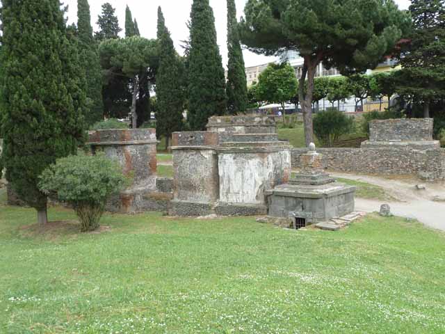 Pompeii Porta Nocera .Tombs on north-east and south-east sides of Via delle Tombe. December 2004. Looking east from Porta Nocera.
