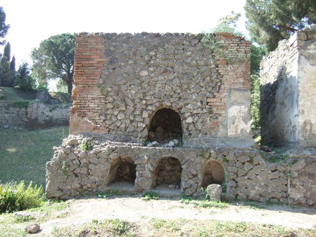Pompeii Porta Nocera. May 2006. Tomb 36EN, four columelle were found but none had an inscription. 