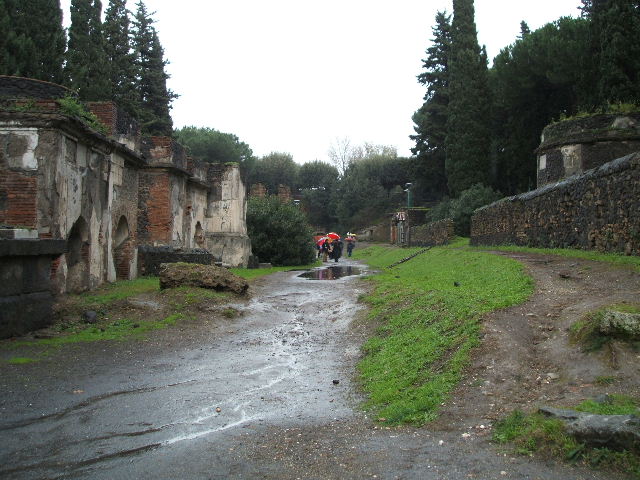 Pompeii Via delle Tombe. South-east side with 3ES centre, and 1ES on right. May 2006.