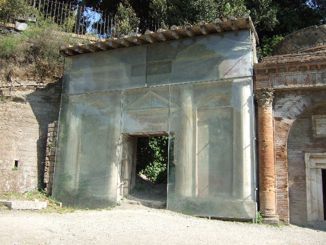 Pompeii Porta Nocera Tomb 19ES. Triangular cornice above door. May 2006.