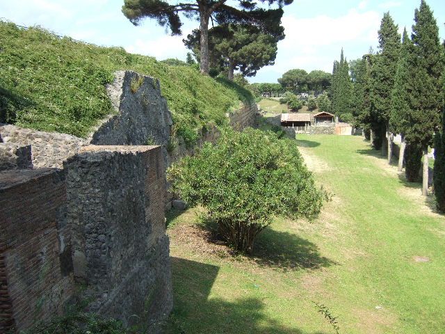 North-west side of Pompeii Via delle Tombe, plaster casts of victims. May 2006.