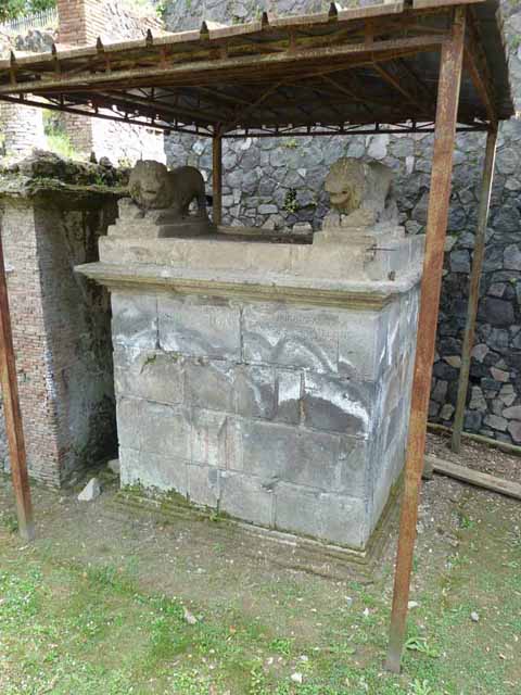 Pompeii Porta Nocera Tomb 31OS. May2010. Inscription cut on east side of front.
C(aio) STRONNIO P(ubli) F(ilio) PAP(iria) PATER
C(aio) STRONNIO C(ai) F(ilio) F(ilio) PAP(iria).