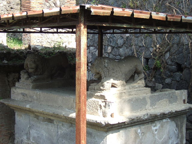 Pompeii Porta Nocera Tomb 31OS. May 2010. Looking west along rear south wall.