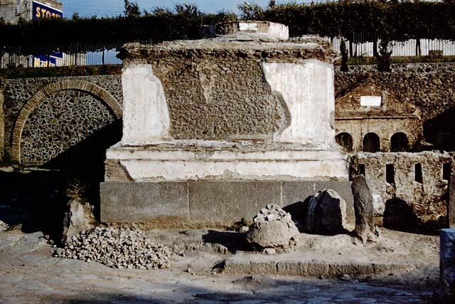 Pompeii Porta Nocera Tomb 3OS and 5OS. May 2010. Looking east along front walls from Tomb 5OS.