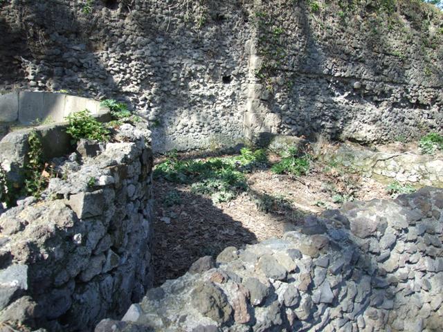 SGH Pompeii. December 2007. Looking east to wall of enclosure and north end of schola.