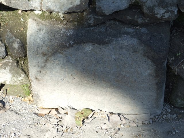 SGD Pompeii. May 2006. Schola north end with carving of paw. 