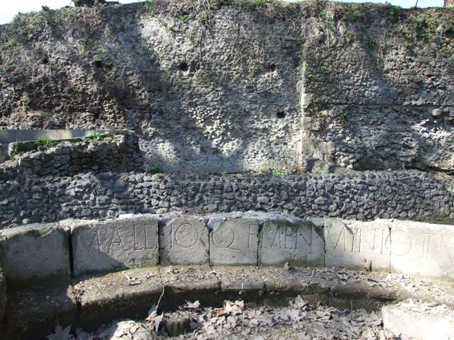 SGG Pompeii. March 2009. Enclosure behind schola.