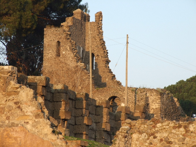 Tower X, Pompeii. December 2007. Looking north from VI.11.20. 