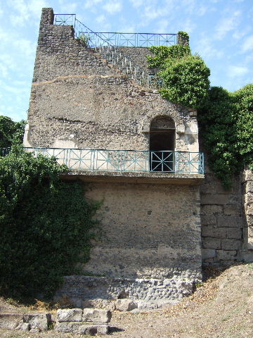 T11 Pompeii. Tower XI.  December 2007. North side.  Looking south showing inner and outer walls.
