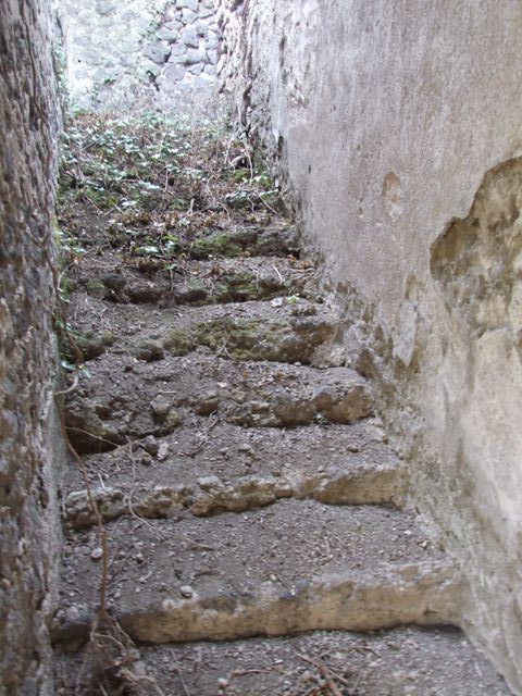 T12 Pompeii. December 2007. Tower XII western entrance from top of walls. 