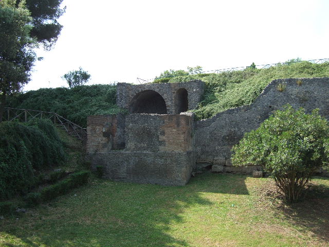 T2 Pompeii. Tower II. December 2005. South side, and city wall.