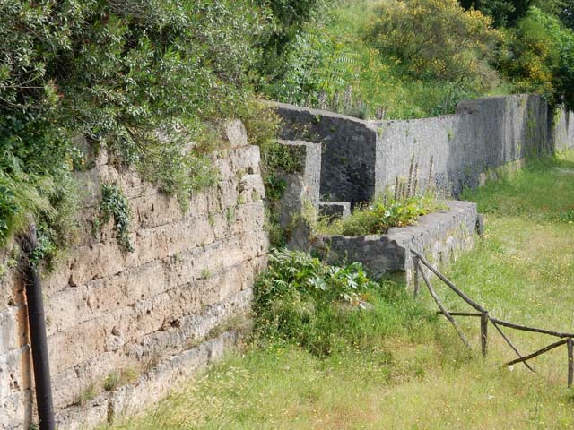 T4 Pompeii. Tower IV. December 2005. Looking north-east across Tower, with Ampitheatre above.