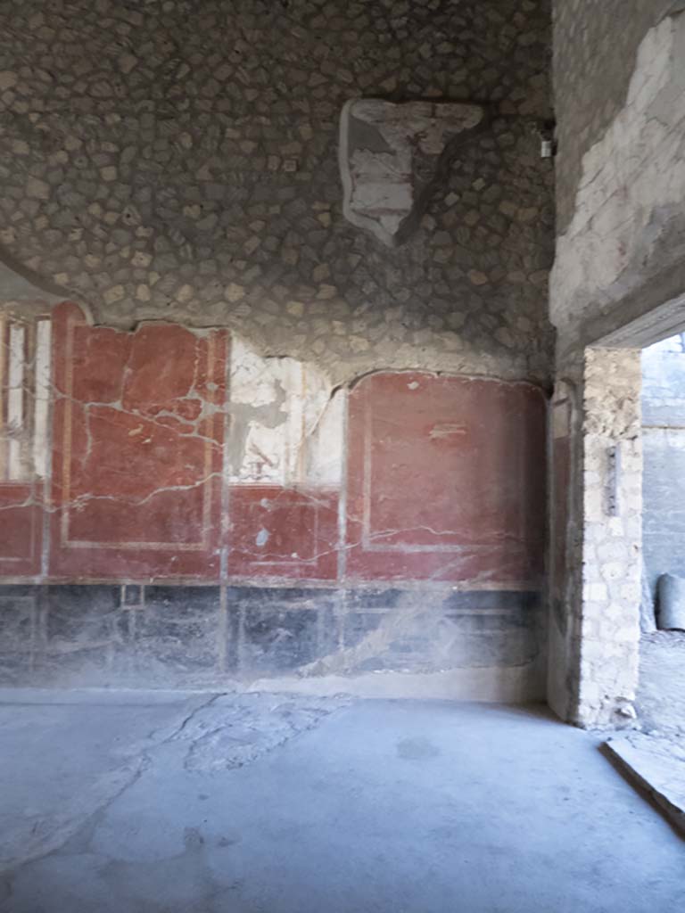 Oplontis Villa of Poppea, September 2017. 
Room 81, looking towards south wall at west end with Portico 40, on right.
Foto Annette Haug, ERC Grant 681269 DÉCOR.

