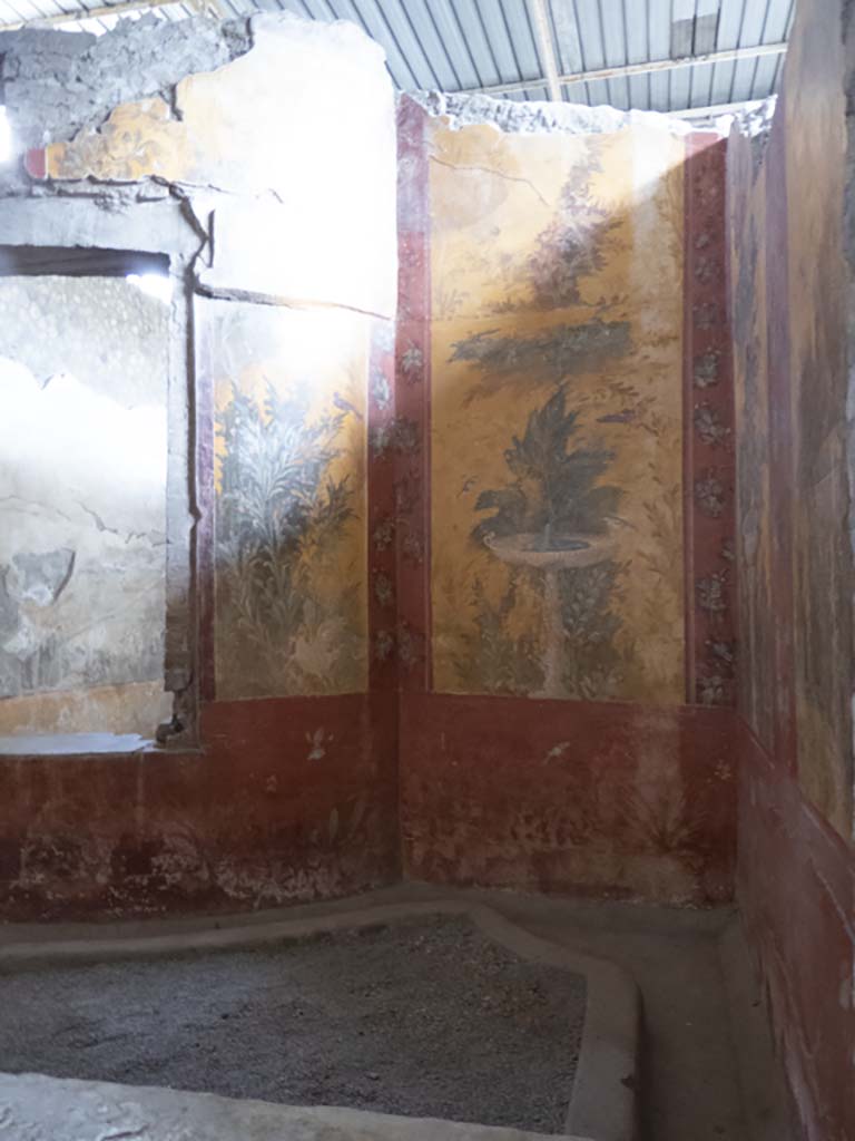 Oplontis Villa of Poppea, September 2017. 
Room 87, panel on east side of semi-circular window in north wall.
Foto Annette Haug, ERC Grant 681269 DÉCOR
