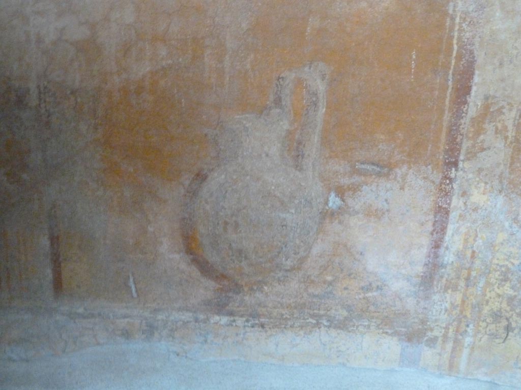 Stabiae, Villa Arianna, September 2015. Room 10, painted vase in panel of yellow zoccolo from west end of north wall.