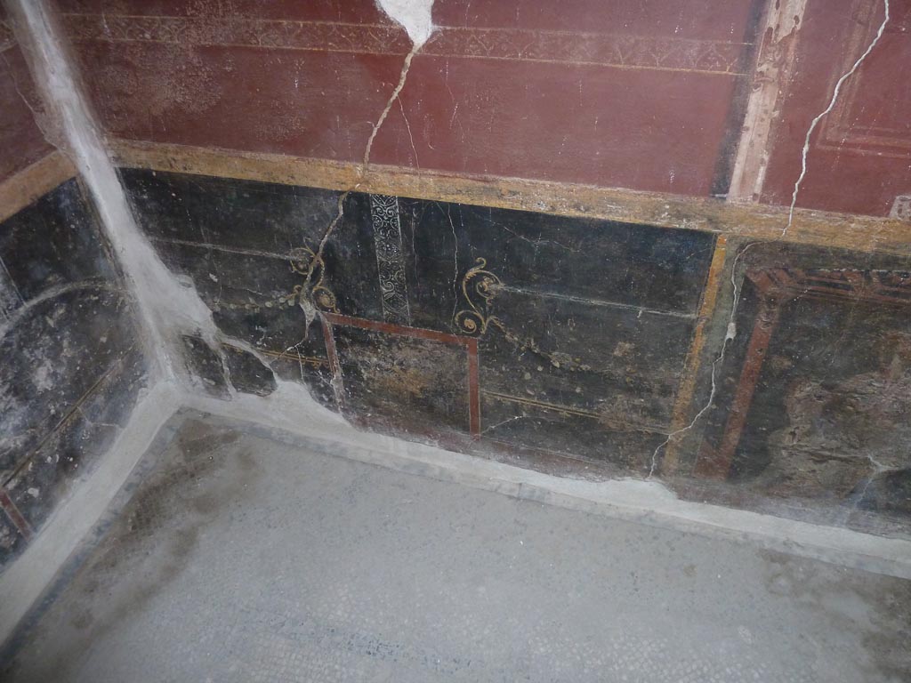 Stabiae, Villa Arianna, September 2015. Room 5, black painted zoccolo from east wall in north-east corner.