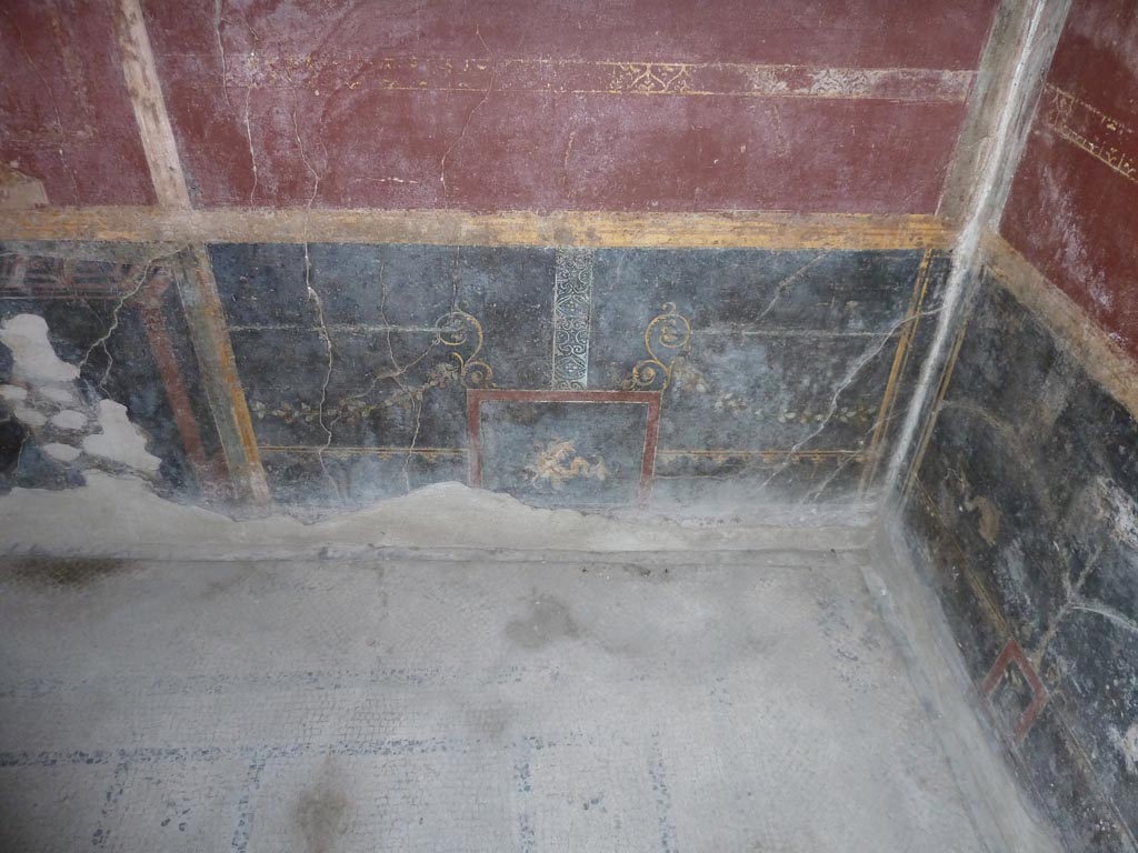 Stabiae, Villa Arianna, September 2015. Room 5, black painted zoccolo from east wall in south-east corner.