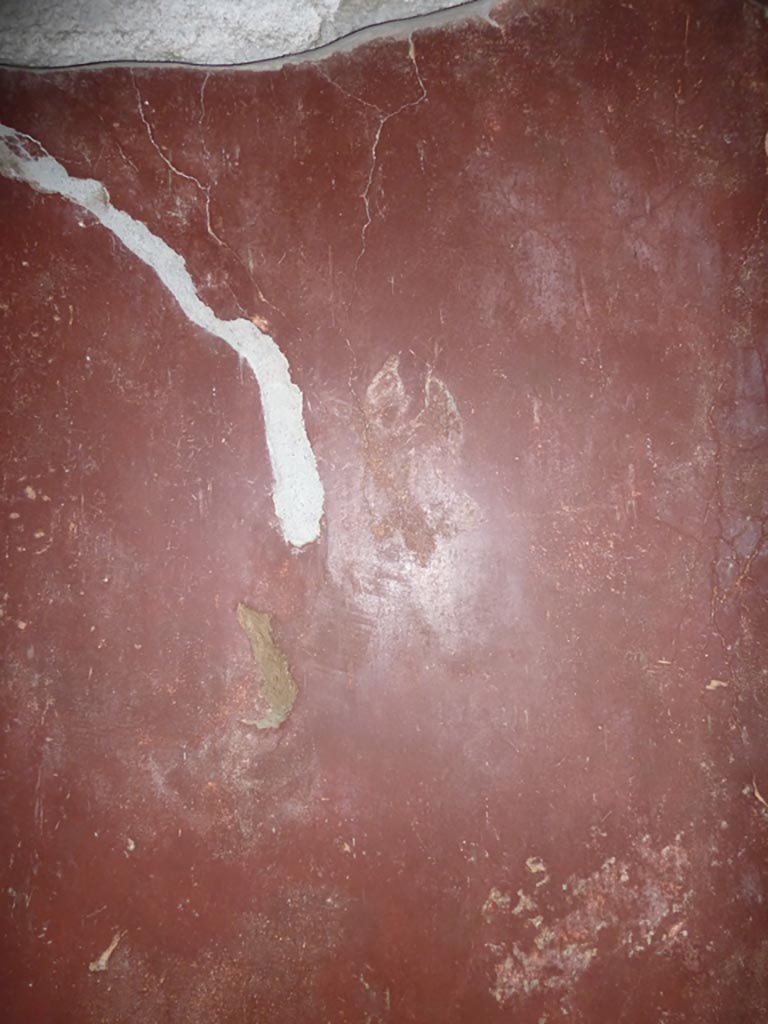 Stabiae, Villa Arianna, September 2015. Room 5, painted figure in centre of red panel at east end of south wall.