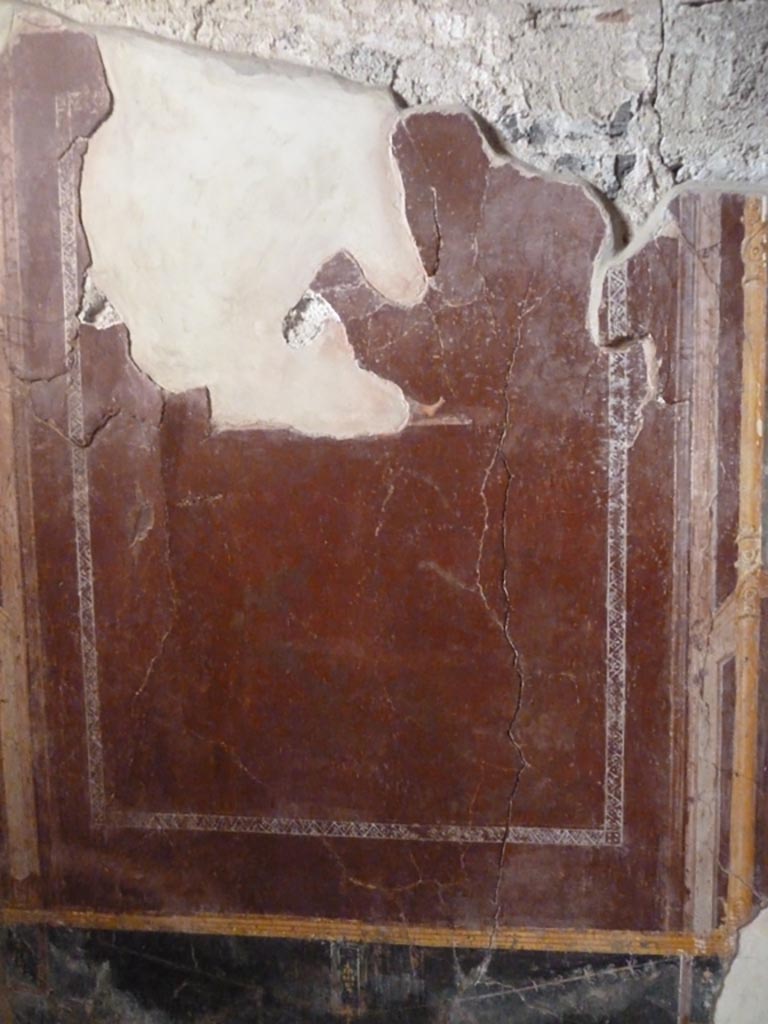 Stabiae, Villa Arianna, September 2015. 
Room 5, central panel with a painted foot, the remains of a reclining figure on west wall.
