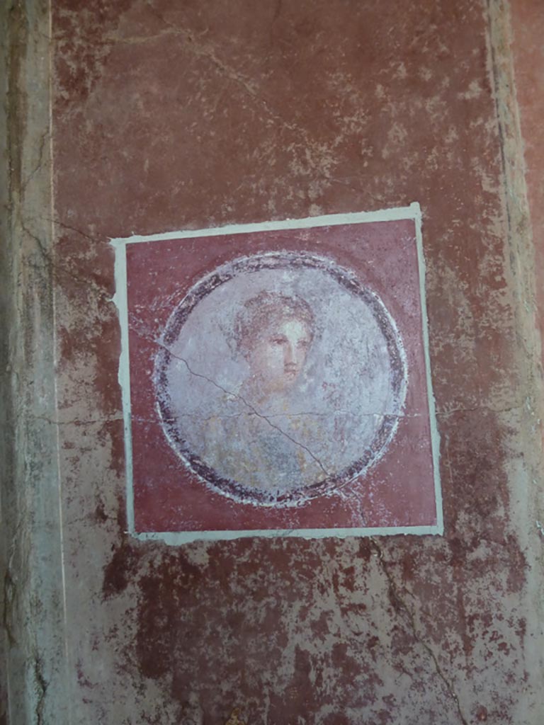 Stabiae, Villa Arianna, September 2015. Room 7, painted medallion from east end of south wall.