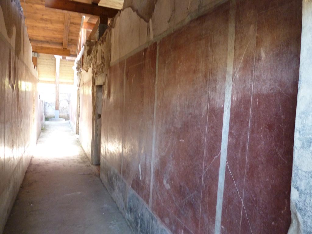 Stabiae, Villa Arianna, September 2015. W.27, looking west along north wall of corridor. 