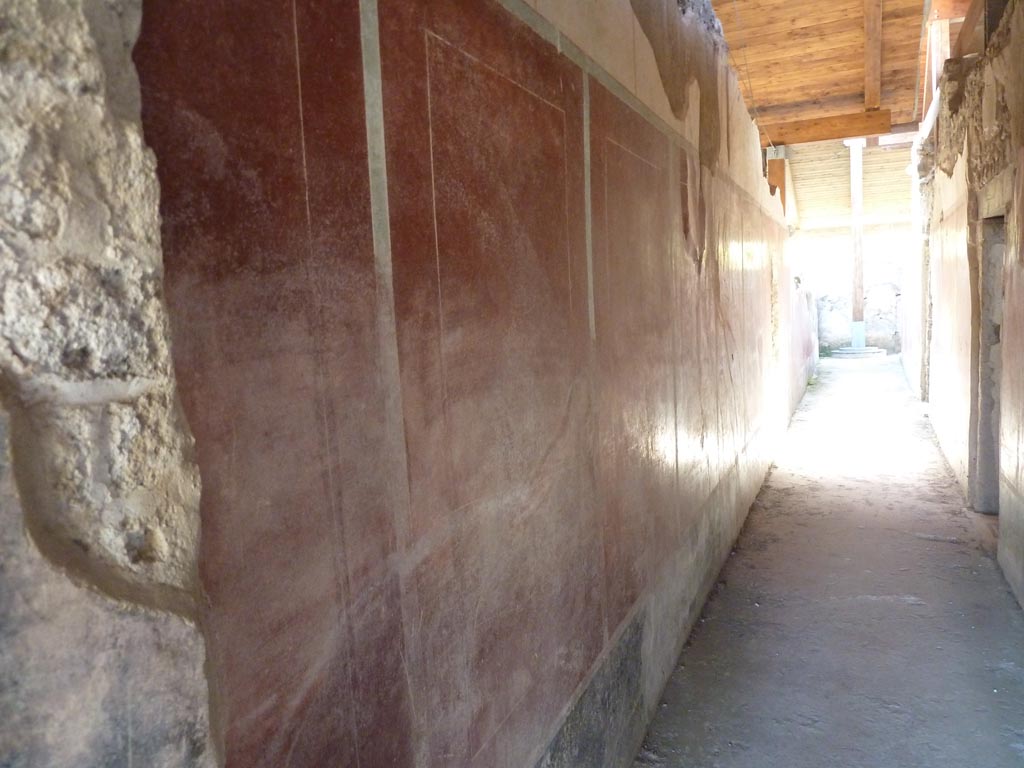 Stabiae, Villa Arianna, September 2015. W.27, looking west along south wall of corridor. 